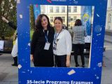 Dwie kobiety w oknie reklamowym baneru 35-lecie Programu Erasmus