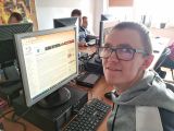 Uśmiechnięty gimazjalista w okularach. Przed nim monitor z wyświetlaną stroną z Wikipedii i napis Wielka Brytania