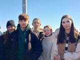 Grupa uczniów lieum stoi na tarasie widokowym. Wszyscy mają kurtki. W tle błękitne niebo.
