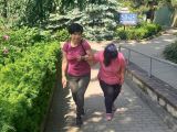 Gimnazjalistka i kobieta w średnim wieku spacerują  w zoo.