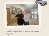 Na kremowym tle fotografie przedstawiająca dwóch mężczyzn. W prawym górnym rogu grafika samochodu.