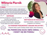Plakat. Na białym tle czarny tekst i różewe napisy. W prawym górnym rogu zdjęcie dziewczyny. Na plakacie różne różowe...