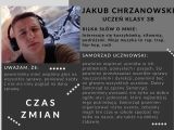 Na czarnym tle biały tekst. U góry w z lewej strony zdjęcie chłopaka.