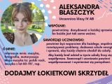 Na różowym tle czarny tekst. W lewym górnym rogu zdjęcie dziewczyny. Na plakacie różne kształty.