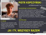 Plakat. Na czarnym tle białe i żółte napisy. W lewym górnym rogu zdjęcie chłopaka.