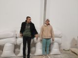 Dwoje uczniów przy białych workach z mąką
