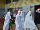 Pośrodku sali gimnastycznej idzie trzech chłopaków przebranych w białe prześcieradła. Przypominają duchy.