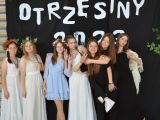 Na sali gimnastycznej przy drabinkach w rzędzie stoi osiem dziewczyn z liceum przebranych w czarne stroje i długie sukienki.