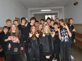 Na korytarzu szkolnym stoi duża grupa uczniów liceum. Wszyscy ubrani są na czarno.