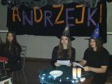 Dwa stoliki, na których znajdują się świece. Przy nich dziewczęta przebrane za wróżki. W tle napis Andrzejki.