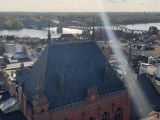 Panorama Torunia. Na pierwszym planie kościół. W tle rzeka Wisła.