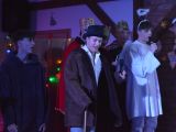 Grupa uczniów liceum w przebraniach. Na pierwszym planie chłopak w białej komży z białą aureolą nad głową, obok chłopak w...