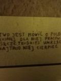 Tablica, na której widnieje napis Łatwo jest mówić o Polsce, trudniej dla niej pracować, jeszcze trudniej umrzeć, a...