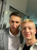 Selfie. Nastolatek w towarzystwie starszego mężczyzny - Sławomira Szmala - byłego reprezentanta Polski w piłce ręcznej.