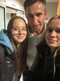 Selfie. Dwie nastolatki w towarzystwie starszego mężczyzny - Sławomira Szmala.