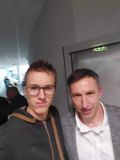 Selfie. Nastolatek w okularach w towarzystwie starszego mężczyzny - Sławomira Szmala.