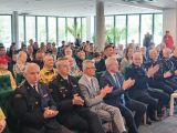 Kilkadziesiąt osób w sali konferencyjnej. Kilku mężczyzn w uniformach strażackich.