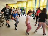 Uczniowie ustawieni w kręgu wykonująćwiczenia fizyczne