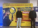 Dwóch nastolenich chłopcow na tle plakatu z napisem Ogólnopolski Salon Maturzystów Perspektywy