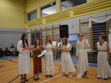 Grupa nastolatków podczas imprezy w sali gimnastycznej